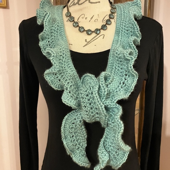 SPRING 🌸 SALE!!! Lovely Handmade Mint Green Crochet Ripple Scarf NWOT - Picture 1 of 7